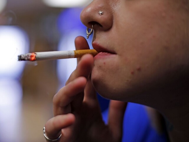Na Slovensku fajčí až štvrtina stredoškolákov. Cigarety si bez problémov kúpi každé piate dieťa